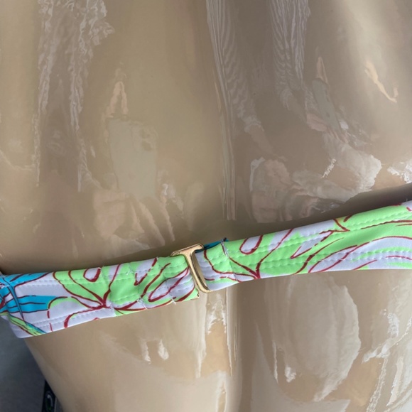 *NEW!* XL - No boundaries white, and patterned wired bikini top - Picture 8 of 12